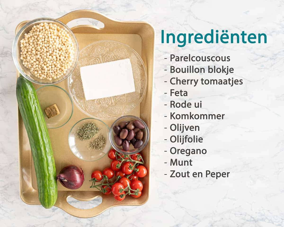 Ingrediënten Parelcouscous Salade met Feta en Munt op een gouden dienblad. Rechts ernaast een beschrijving van de ingrediënten.