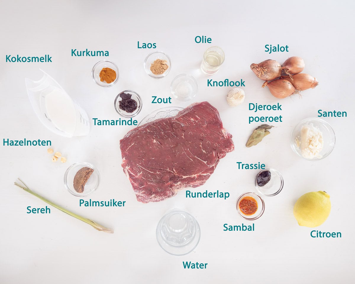 Ingredienten Slowcooker Djaging Sapi Roedjak Indisch Stoofvlees op een witte ondergrond met een tekstbeschrijiving.