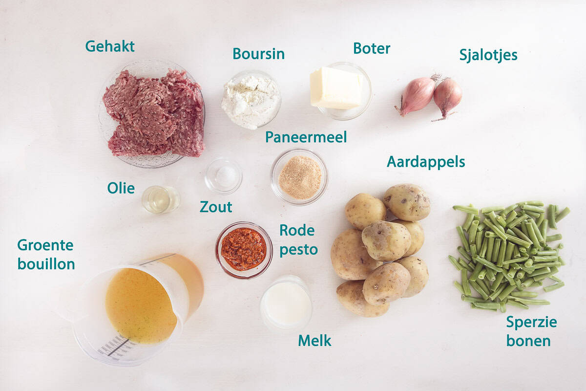 Ingredienten Sperziebonen Ovenschotel met Gehakt en Boursin Aardappelpuree op een witte ondergrond met tekstbeschrijving