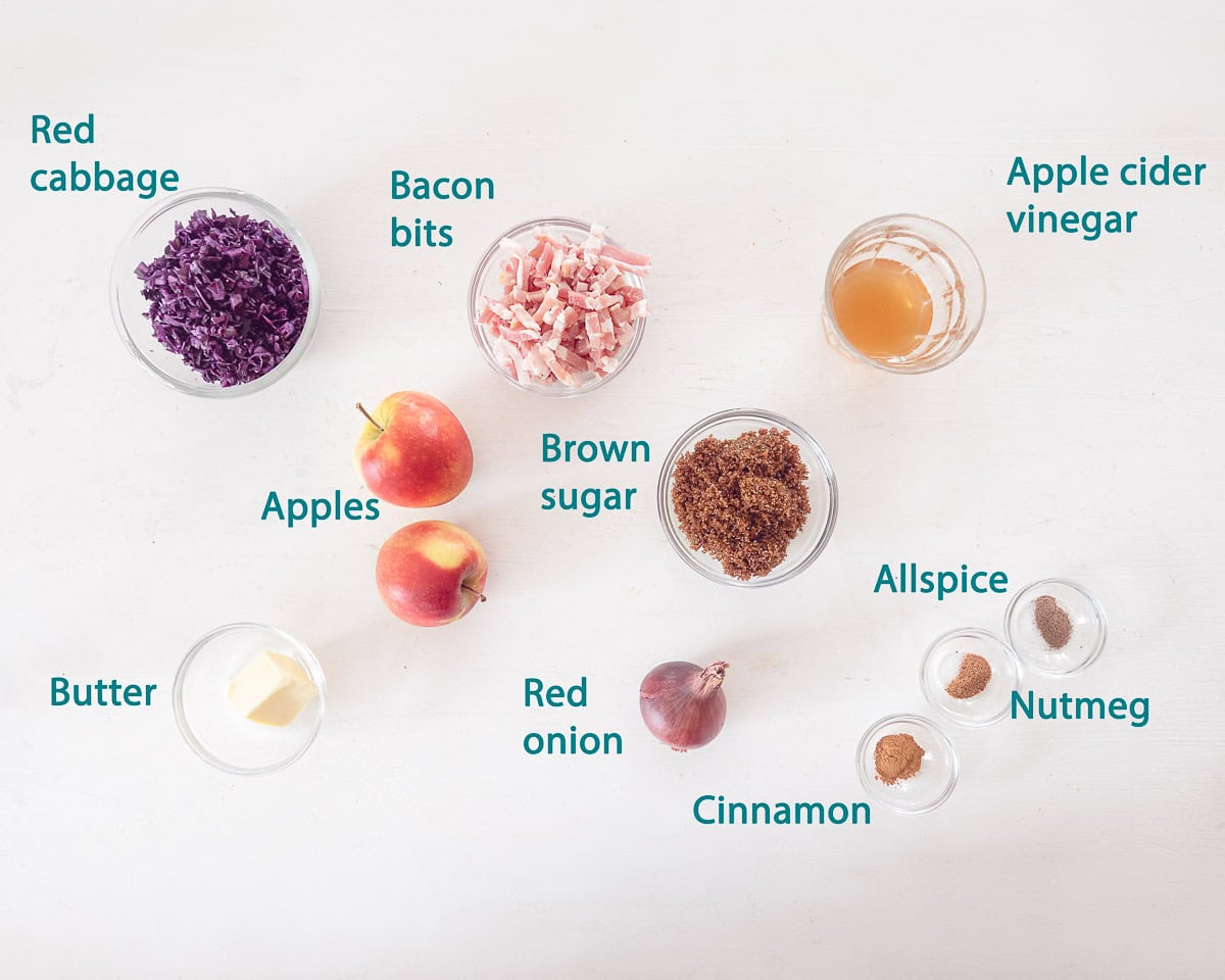 Ingredients German red cabbage with apple and crispy bacon on a white background with a text description of the ingredient.