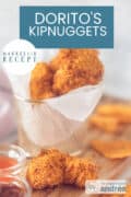 Twee kipnuggets op de grond met daarachter een bakje met extra kipnuggets. Een tekst: makkelijk recept, Dorito kipnuggets