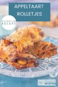 Een glazen bord op een blauw bord met drie appelrolletjes. Een tekst bovenin: Makkelijk recept, appeltaart rolletjes