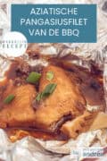 Een opengevouwen aluminiumfolie met vis in ketjapsaus. Een tekst bovenin: aziatische pangasiusfilet van de bbq, makkelijk recept