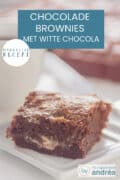 Een foto van een stuk chocolade brownie met witte chocola gevuld. Een tekst bovenin: makkelijk recept, Chocolade brownies met witte chocola