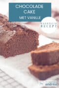 Een deel van een chocoladecake waar twee plakjes afgesneden zijn. Een tekst bovenin: chocoladecake met vanille, makkelijk recept