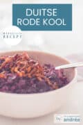 Een deel van een roze schaal met rode kool met appel en spekjes. Een tekst bovenin: makkelijk recept, Duitse rode kool