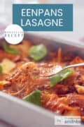 Een deel van een braadslede gevuld met lasagne met bacon, mozzarella, tomatengehaktsaus en mascarpone. Een lepel neemt een cheesy hap. Een tekst bovenin: makkelijk recept, eenpans lasagne