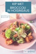 Een deel van een roze bord met broccoli, kip in Aziatische honing sojasaus met hoisin. Een tekst: makkelijk recept, kip met broccoli in hoisinsaus