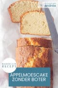 Een foto van bovenaf van een cake, waar twee plakjes afgesneden zijn en die los liggen. Een tekst: makkelijk recept: Appelmoescake zonder boter