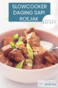Een deel van een roze schaal gevuld met indisch stoofvlees uit de slowcooker. Een tekst: Makkelijk recept, slowcooker daging sapi roedjak