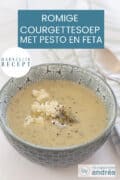 Een groene kom met courgettesoep, room, pesto en feta. Een tekst bovenin: romige courgettesoep met pesto en feta, makkelijk recept