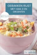 Een foto van een roze bakje gevuld met gebakken rijst met groenten en ham. Een tekst bovenin: makkelijk recept, gebakken rijst met ham, ei en groenten