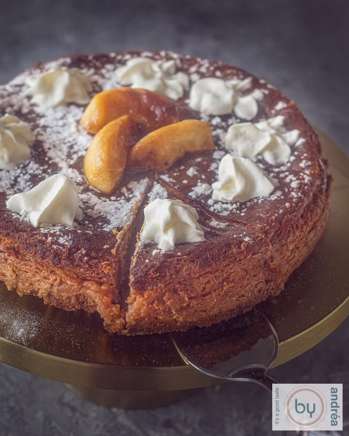 Een hoogtefoto met een appel cheesecake waar een punt uit is gesneden op een gouden taartvorm.