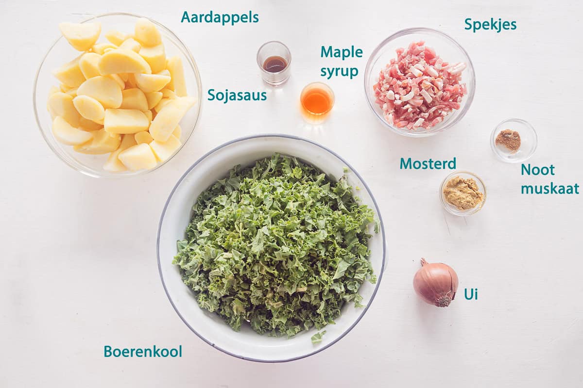 Ingredienten Boerenkoolstamppot op een witte ondergrond met een tekstbeschrijving