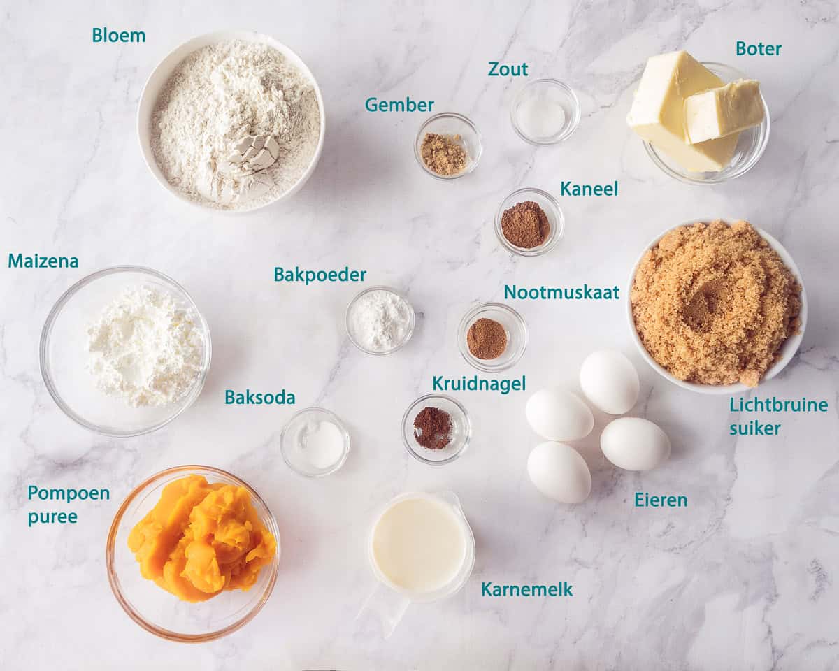 Ingredienten Pompoen Tulbandcake Heerlijk herfstgebak op een witte ondergrond met een tekstbeschrijving erbij