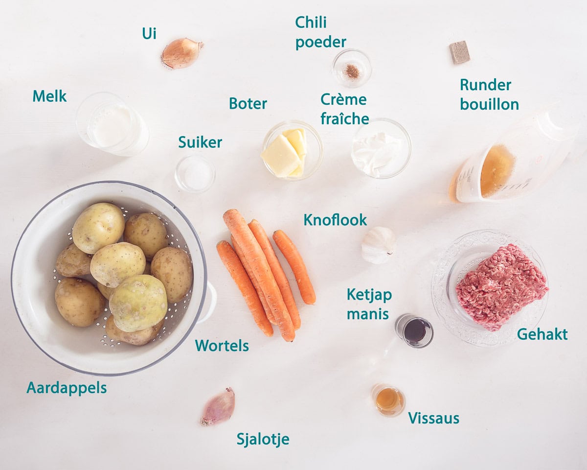 Ingredienten Romige Wortelstamppot met Kruidige Gehaktballetjes op een witte ondergrond, met tekstbeschrijving.