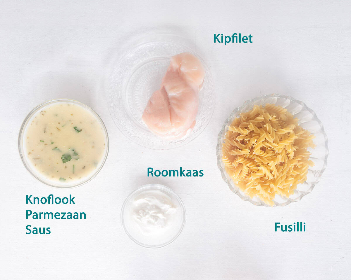 Ingredienten Slowcooker Kip met Knoflook Parmezaan Saus op een witte ondergrond voorzien van tekstbeschrijving.