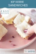Een deel van een roze bord met high tea sandwiches met kip kerrie spekjes salade. Een tekst bovenin Makkelijk recept, kip kerrie sandwich
