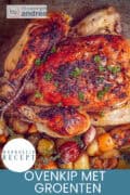 Een foto van bovenaf van een geroosterde kip met daaronder krieltjes en groenten. Een tekst: makkelijk recept, ovenkip met groenten