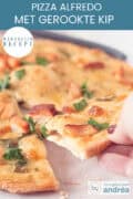 Een pizza, waaruit een punt is gesneden die wordt vastgepakt. Een tekst: makkelijk recept, pizza Alfredo met gerookte kip