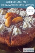 Een deel van een appel cheesecake met slagroom en gekarameliseerde appels waar een punt uit is gesneden. Een tekstbeschrijving bovenin: makkelijk recept, cheesecake met gekarameliseerde appels
