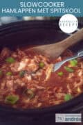 Een deel van een slowcooker met vlees, kool en een tomatensaus. Een tekst bovenin: makkelijk recept, slowcooker hamlappen met spitskool