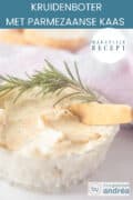 Een deel van een glazen schaaltje met Parmezaanse knoflookboter met kruiden. Een tekst bovenin: makkelijk recept, kruidenboter met Parmezaanse kaas