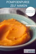 Een deel van een blauw diep bord gevuld met pompoenpuree, een tekst: makkelijk recept, pompoenpuree zelf maken