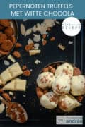 Een deel van een bord met daarop een kom gevuld met witte chocoladetruffels met kruidnotenvulling. Garnering van ingrediënten eromheen. Erboven een tekst: makkelijk recept, pepernoten truffels met witte chocola.