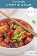 Een deel van een roze kom met kleverige kip met lentui en sesamzaad. Een tekst bovenin: makkelijk recept, sticky kip in zoete ketjapsaus