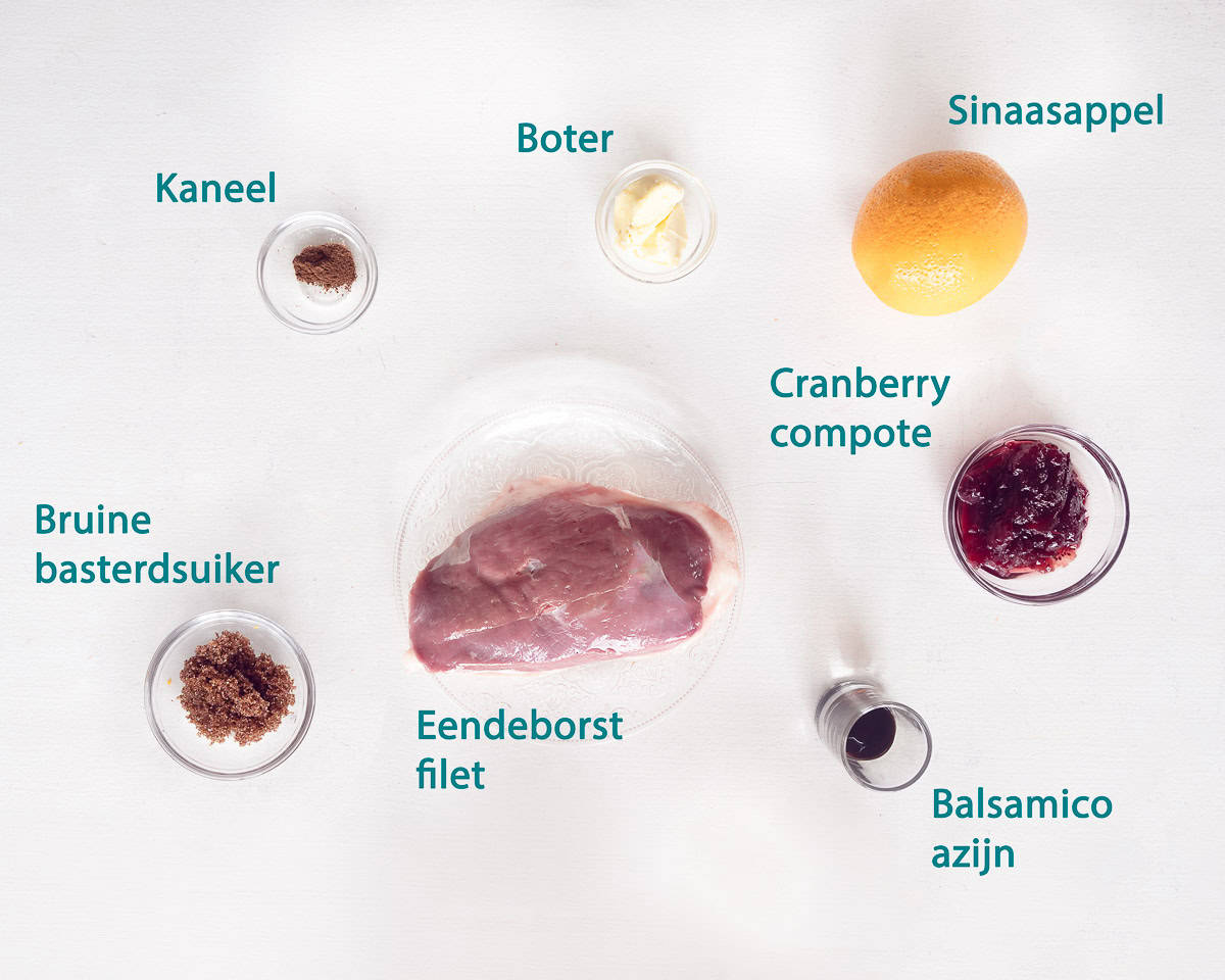 Ingredienten Perfect Gebakken Eendenborst met Cranberrysaus op een witte ondergrond met tekstbeschrijving