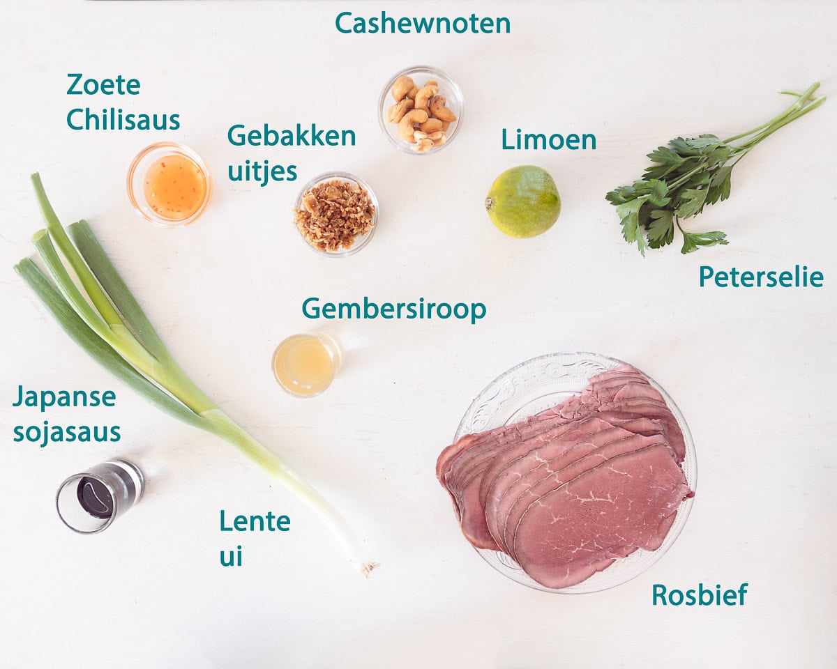 Ingredienten Snelle Rosbief Salade met Aziatische Dressing op een witte ondergrond voorzien van tekstbeschrijving