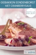 Een deel van een roze bord met eendenborst waar drie plakjes afgesneden zijn. Een gouden lepel met zelfgemaakte cranberrysaus ernaast. Een tekst: makkelijk recept, gebakken eendenborst met cranberrysaus,