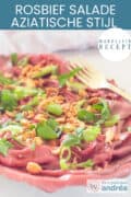 Een deel van een schaal met rosbief carpaccio Aziatische stijl op een bord. Een tekst: makkelijk recept, rosbief salade, aziatische stijl