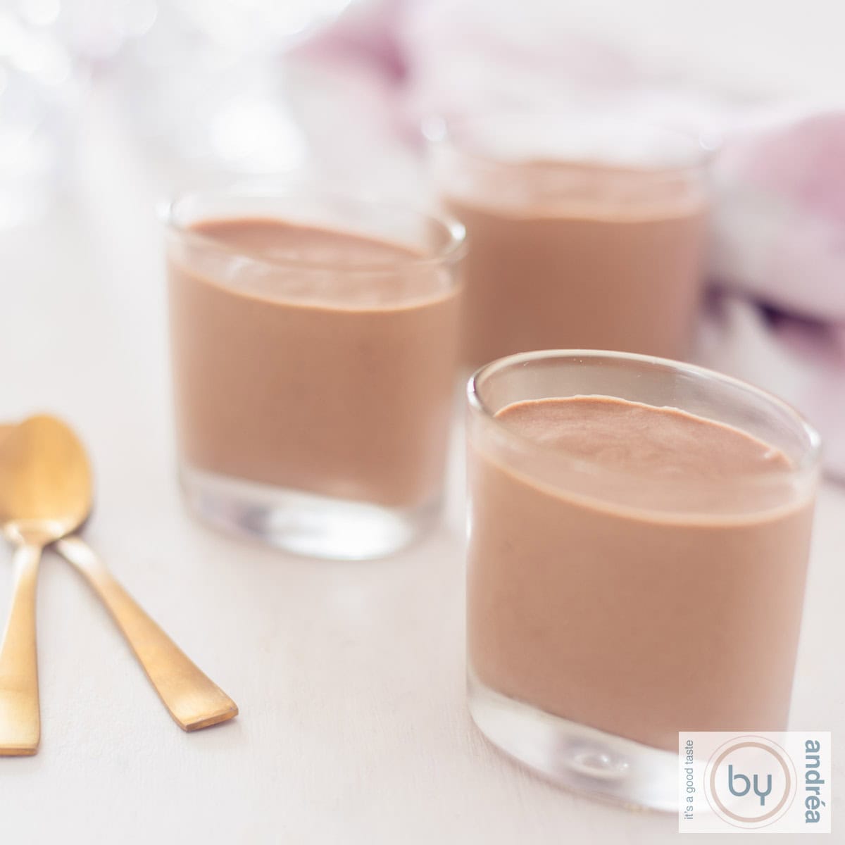 drie amuseglaasjes gevuld met chocolademousse met een tic