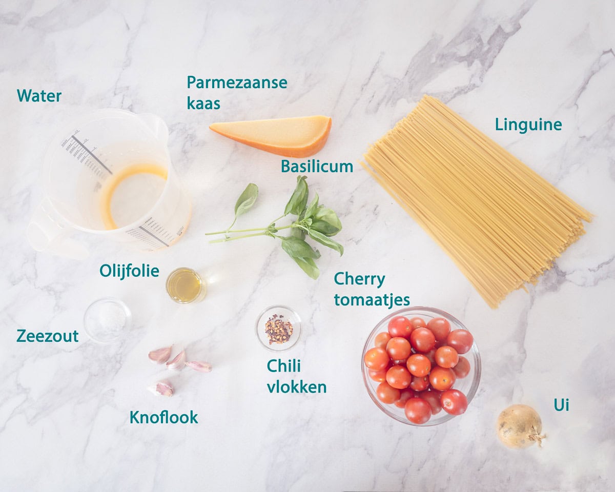 Ingredienten Eenpanspasta Linguine met Cherrytomaten en Basilicum, individueel tekst gelabeld op een wit marmeren ondergrond.