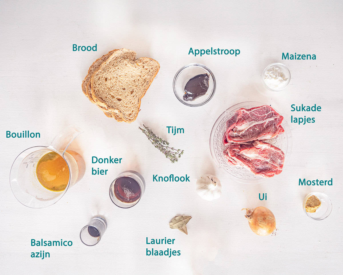Ingredienten Malse sukadelappen uit de slowcooker op een witte ondergrond met tekstbeschrijving