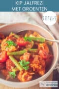 Een deel van een roze kom met gekruide kip met sperziebonen, tomaten en courgette. Een tekst bovenin: makkelijk recept, kip jalfrezi met verse groenten