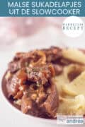 Een deel van een bord met sukadelapjes, aardappelpuree en jus. Een tekst bovenin: makkelijk recept, sukadelappen uit de slowcooker