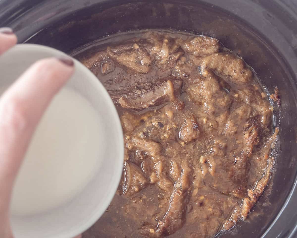 Een maizenapapje wordt toegevoegd aan de saus.