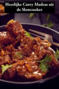 Een deel van een zwarte kom met curry madras. Een tekst bovenin: Heerlijke Curry Madras uit de Slowcooker