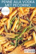 Een foto van een pan gevuld met pasta, sperziebonen, gehakt en een romige tomaten wodka saus. Een tekst bovenin: makkelijk recept, penne alla vodka met pecorino