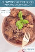 Een foto van bovenaf van peposo, een italiaans stoofgerecht met een toefje basilicum. Een tekst bovenin: Slowcooker peposo, Italiaans stoofgerecht, makkelijk recept