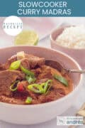 Een roze kom met curry madras met rundvlees en garnering van bosuijtes. Een tekst bovenin: slowcooker curry madras, makkelijk recept