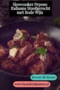 Een bord met peposo, knoflook en peterselie. tekst: slowcooker Peposo, Italiaans stoofgerecht met rode wijn