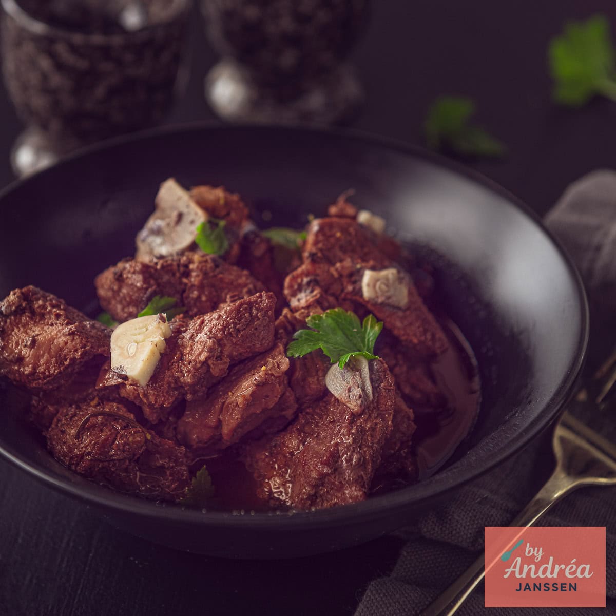 Een vierkante foto met peposo, Italiaans stoofvlees gegaar in de slowcooker