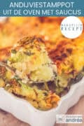 Een deel van een ovenschotel met andijviestamppot en worst. Een tekst bovenin: andijviestampot uit de oven met saucijs, makkelijk recept