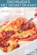 Een witte ovenschaal met enchilada's gevuld met gehakt, tomaat, zure room, mais, courgette en een topping van kaas. Een tekst bovenin: makkelijk recept, enchilada's met gehakt en kaas
