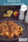 Een deel van een grijs bord met een kip met romige saus en appeltjes. Een tekst bovenin: makkelijk recept, franse kip a la normande
