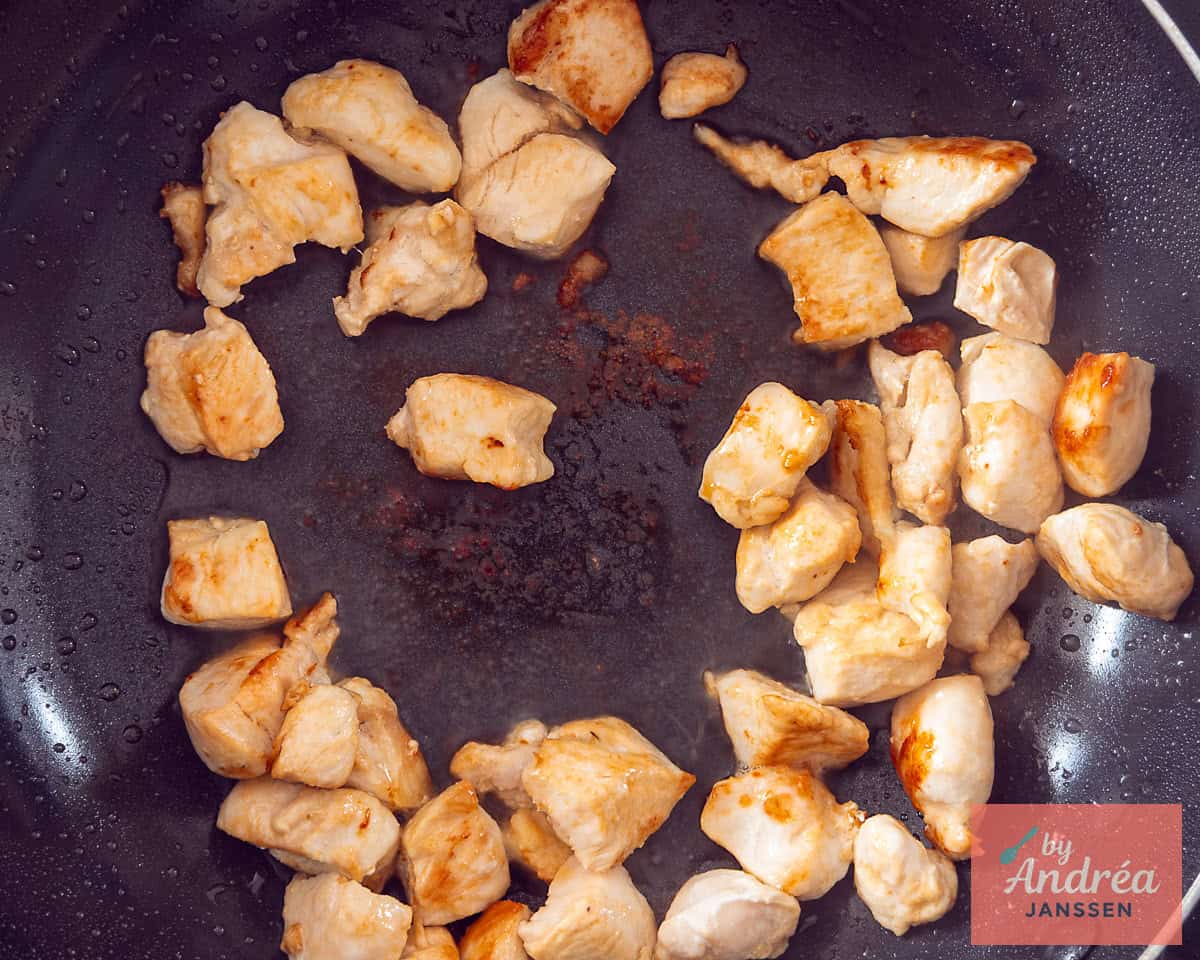 Kipblokjes aangebakken in een pan